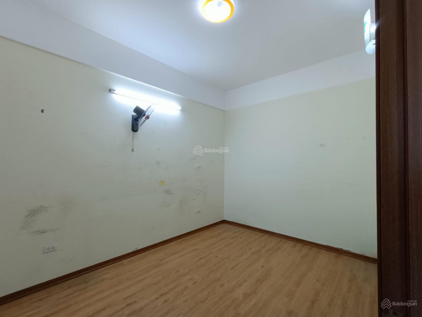 Chính chủ 1.3 tỷ chung cư thương mại 2 phòng ngủ ban công đông nam full nội thất. - Ảnh 3